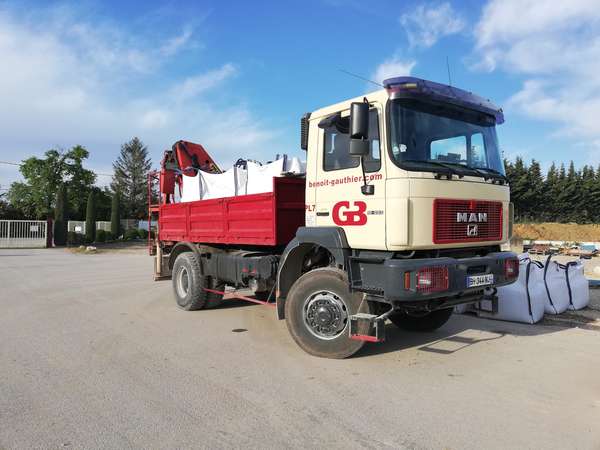 Photo de l'acutalit UN CAMION GRUE POUR LES LIVRAISONS